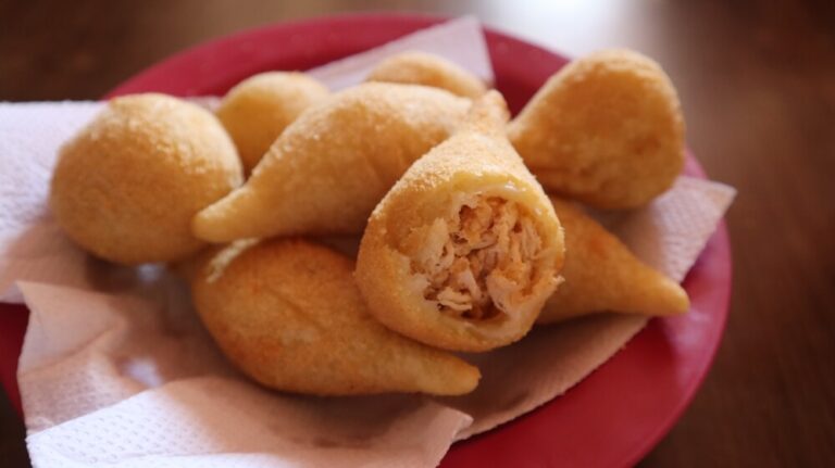 A coxinha é um daqueles pratos que conquistam a alma e o coração de quem a prova