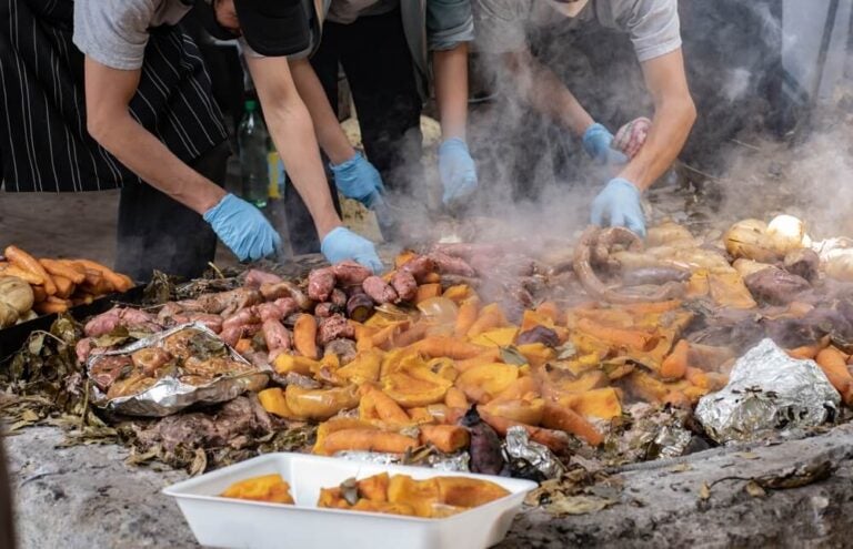 Cozinheiros preparando curanto na Colônia Suíça, em Bariloche