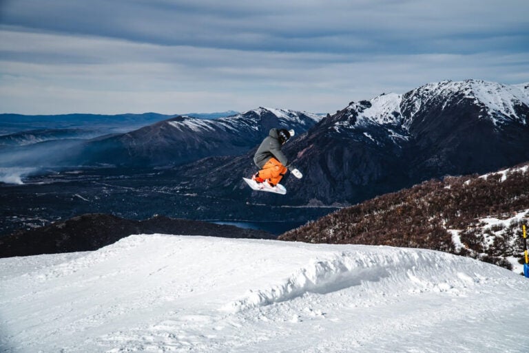 O que fazer em Bariloche no inverno? Snowboard da montanha no Cerro Catedral