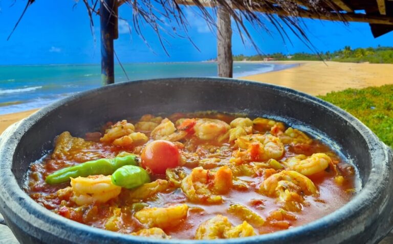 A moqueca é um prato que vem imediatamente à mente quando se pensa na comida brasileira. 