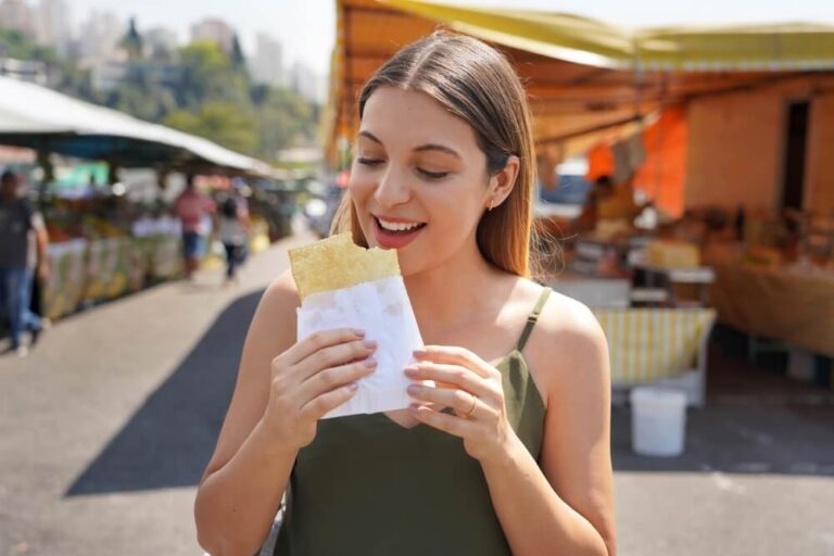 O pastel de feira é o preferido dos turistas e dos locais a qualquer hora do dia.