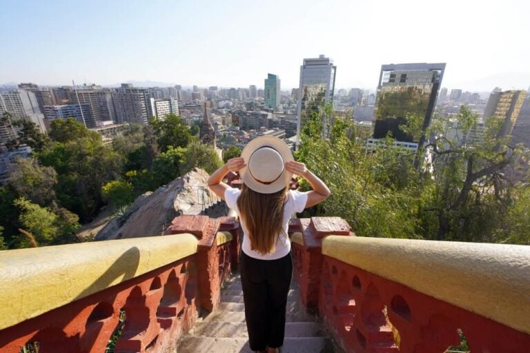 A imagem mostra a cidade de Santiago do Chile como se fosse vista do Cerro Santa Lucía.