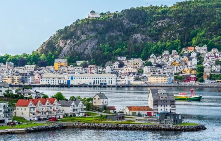 Um cruzeiro pelos fiordes da Noruega com escala em Ålesund permite explorar uma das cidades mais bonitas do país e partir em excursões inesquecíveis para o Geirangerfjord