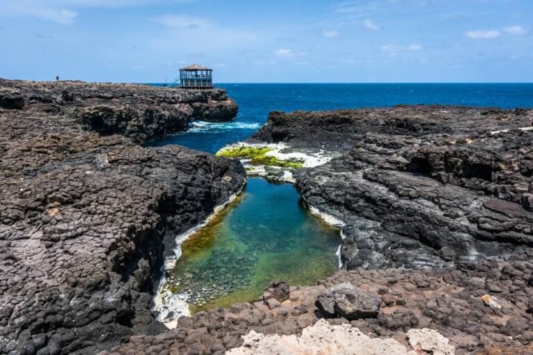 A Buracona é uma pequena baía com falésias de lava negra e o fenómeno do "Olho Azul", uma cavidade na rocha vulcânica onde a luz solar cria um reflexo azul-turquesa mágico na água.