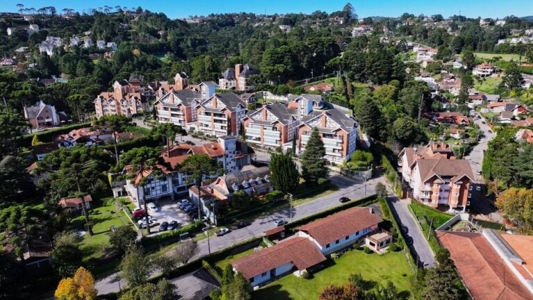 Conhecida como a "Suíça Brasileira", Campos do Jordão é um dos principais e mais premiados destinos de inverno do Brasil.