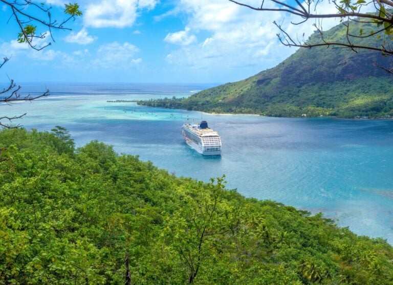 Moorea, Bora Bora e Raiatea são as paragens mais comuns para os navios que atravessam o Oceano Pacífico.