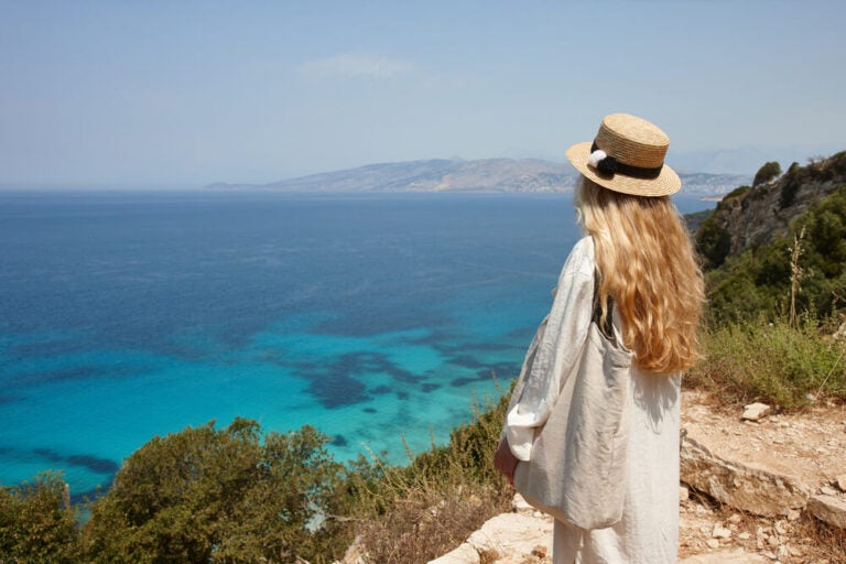 A Riviera Albanesa é um dos destinos de praia mais baratos da Europa, com locais como Dhërmi, Ksamil, Saranda e Himarë.