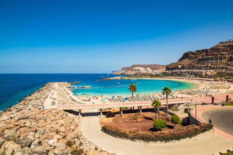As melhores praias de Gran Canaria incluem a Playa de Maspalomas, a Playa de Las Canteras e a Playa de Amadores