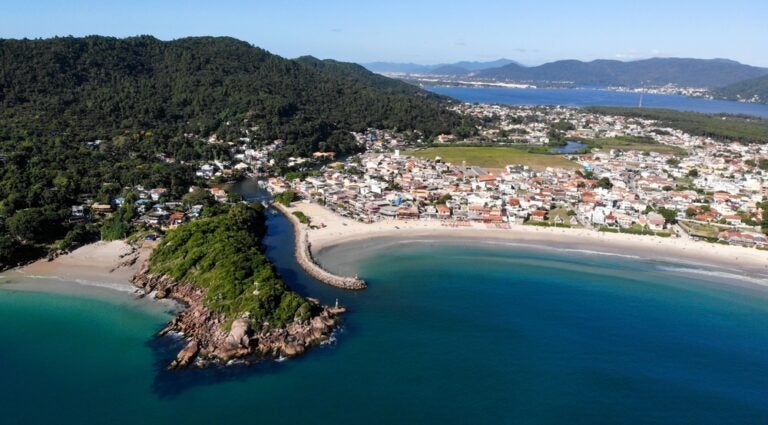 Florianópolis é um destino excelente para viajar sozinha, misturando natureza, boa infraestrutura e facilidade para conhecer gente nova.