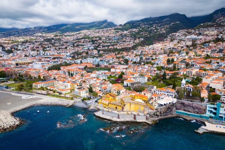 Vários cruzeiros com partida de Lisboa incluem escalas no Funchal, na Madeira, habitualmente combinados com destinos nas Ilhas Canárias ou travessias transatlânticas.