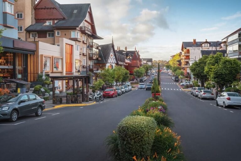 Gramado é um destino muito romântico no Rio Grande do Sul. A cidade tem clima frio, hotéis aconchegantes com lareira, restaurantes ótimos para fondue e belos parques, sendo perfeita para celebrar a lua de mel