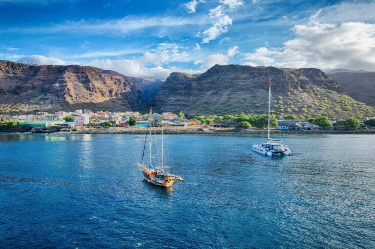 Cabo Verde tem sol quase todo o ano, dividindo-se entre a época seca (novembro a julho) e a época das chuvas (agosto a outubro)