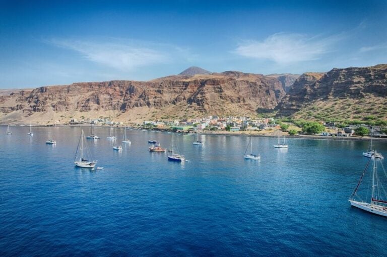 Para fazer praia em Cabo Verde gastando pouco, os melhores meses são maio, setembro e outubro.
