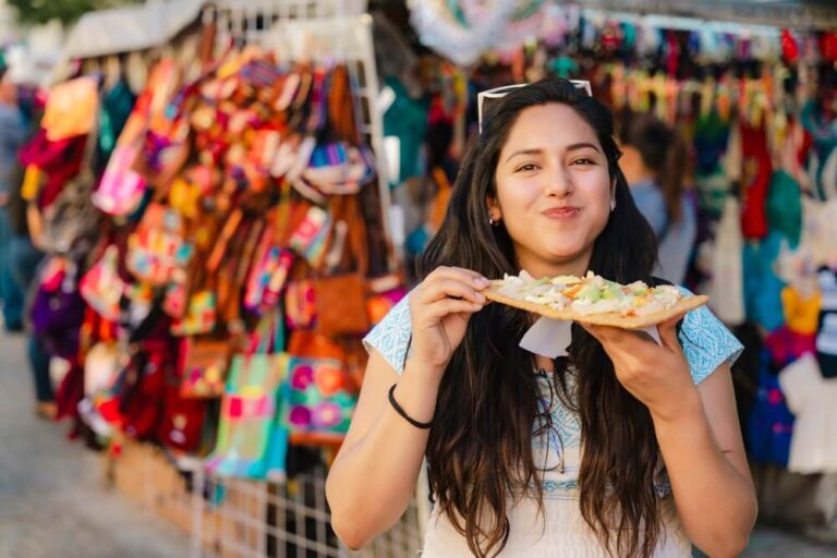 Desfiles callejeiros, feiras de artesanato e degustação de pratos típicos como o mole completam a Guelaguetza