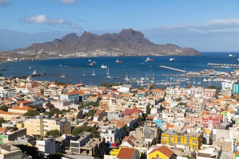 O Centro Histórico e a Marina do Mindelo, na ilha de São Vicente em Cabo Verde, formam o coração cultural, arquitetónico e náutico da cidade