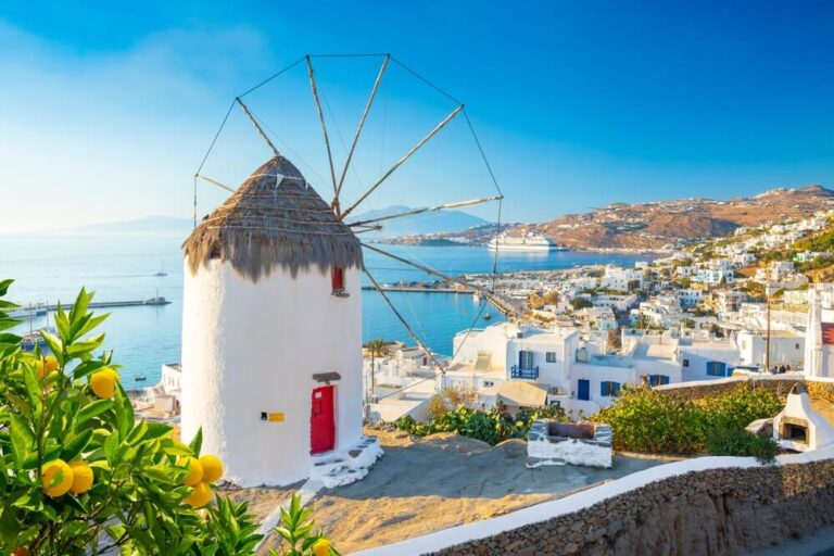 Os cruzeiros com destino a Mykonos, na Grécia, fazem parte dos roteiros mais populares pelo mar Mediterrâneo e Ilhas Gregas.