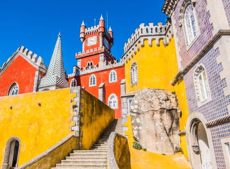 A visita ao Palácio Nacional da Pena deve estar incluída no seu orçamento para a viagem à Portugal