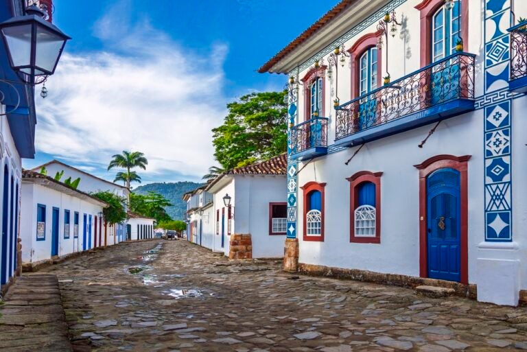 Paraty é charmosa, tem clima tranquilo, boa infraestrutura turística e é fácil circular a pé pelo Centro Histórico ou contratar passeios de barco e agências para explorar as praias e cachoeiras sem precisar de carro.