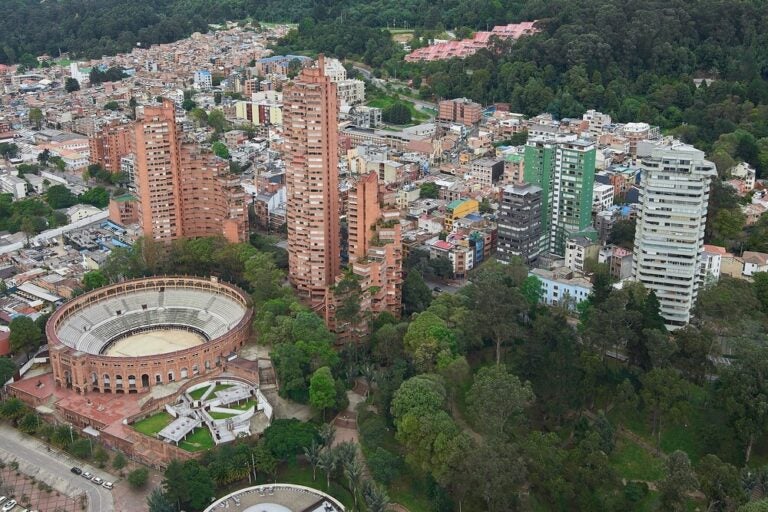 Localizado a 196 metros de altura no coração de Bogotá, oferece uma vista panorâmica espetacular de 360 graus da cidade