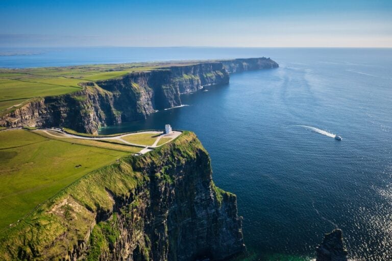 Viajar sozinha para os Penhascos de Moher (Cliffs of Moher), na Irlanda, é uma experiência segura, marcante e muito popular