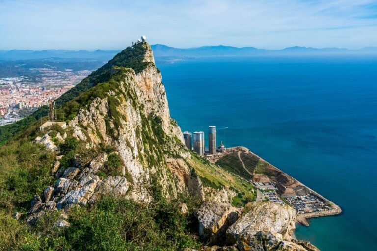 É possível fazer um cruzeiro com saída de Lisboa e escala em Gibraltar para visitar o famoso Rochedo (Peñon de Gibraltar).