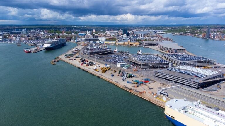 O porto de Southampton, situado no sul de Inglaterra a cerca de 110 km de Londres, é o principal terminal de cruzeiros do Reino Unido