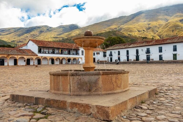 Villa de Leyva é uma cidade colonial em Boyacá. É famosa por sua enorme praça de pedra, ruas de paralelepípedo e casas brancas que mantêm o estilo da época da Colômbia espanhola.