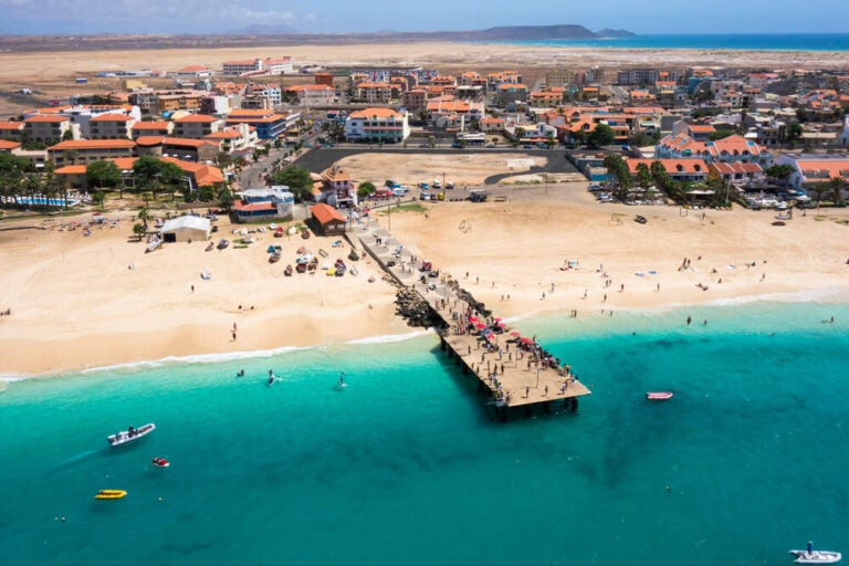 A Praia de Santa Maria e o seu emblemático Pontão são o verdadeiro coração turístico e cultural da Ilha do Sal, em Cabo Verde.