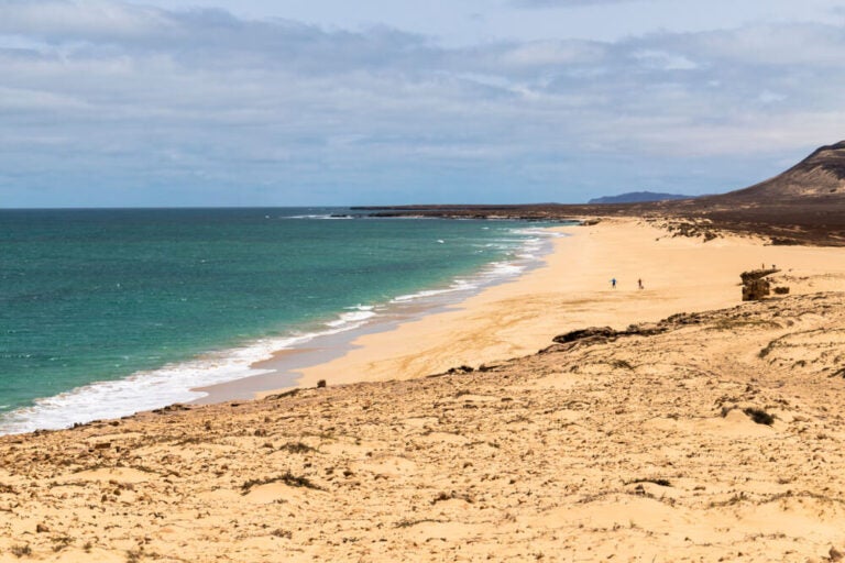 A Praia de Santa Mónica é amplamente considerada uma das praias mais bonitas de África e do mundo.
