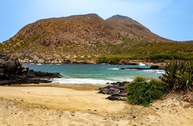 A baía e a praia do Tarrafal combinam uma deslumbrante praia de areia branca em forma de lua crescente, águas mornas e cristalinas, e uma vibrante cultura piscatória local.
