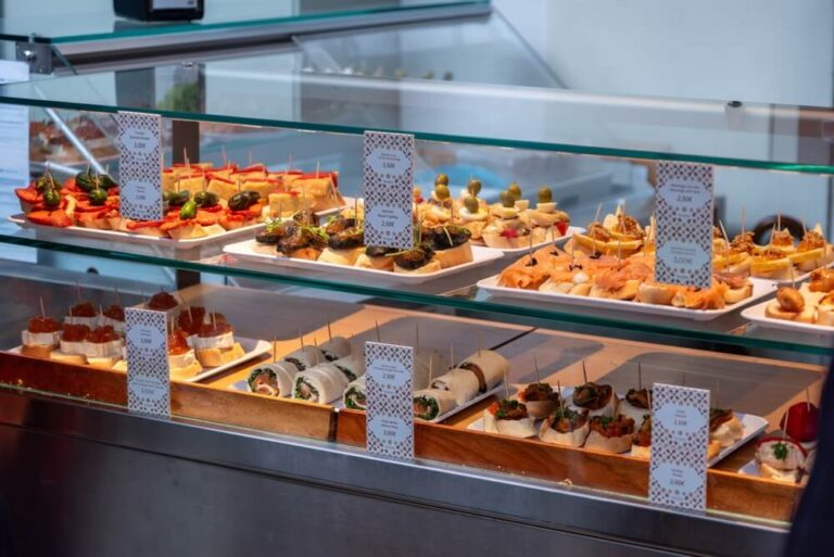 Em Portugal, as tradicionais "tapas" dão lugar aos famosos petiscos. São pratos pequenos feitos para partilhar entre amigos, servidos com vinho ou cerveja.