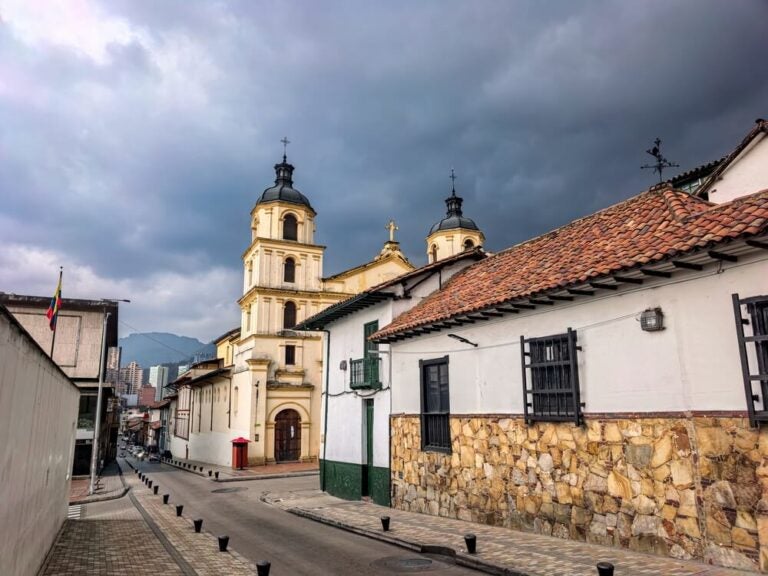 La Candelaria é o centro histórico e coração cultural de Bogotá, Colômbia. Fundada em 6 de agosto de 1538
