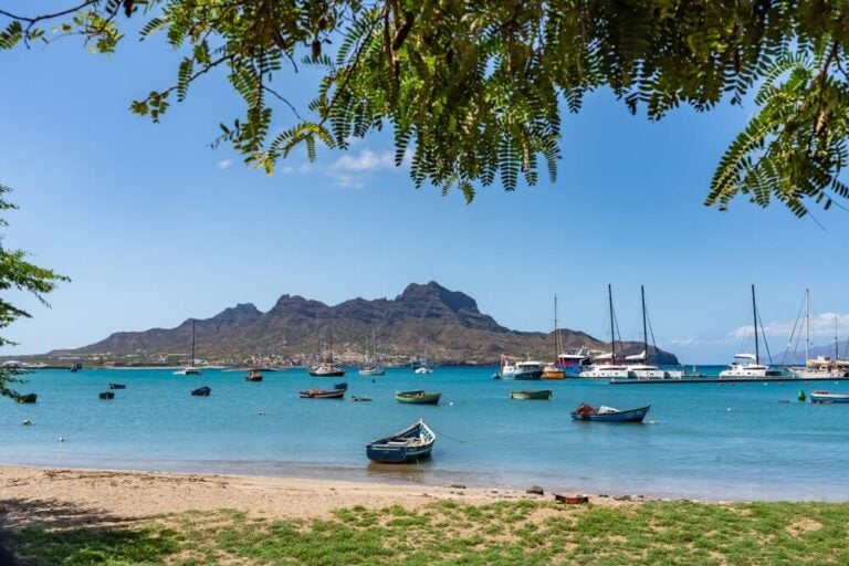 A Ilha de São Vicente combina paisagens vulcânicas áridas com o dinamismo cosmopolita da sua capital, o Mindelo.