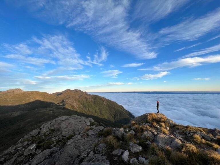 A Serra da Mantiqueira oferece vilas charmosas, clima frio no inverno, trilhas, e cachoeiras. É um ótimo destino para relaxar ou ver a natureza