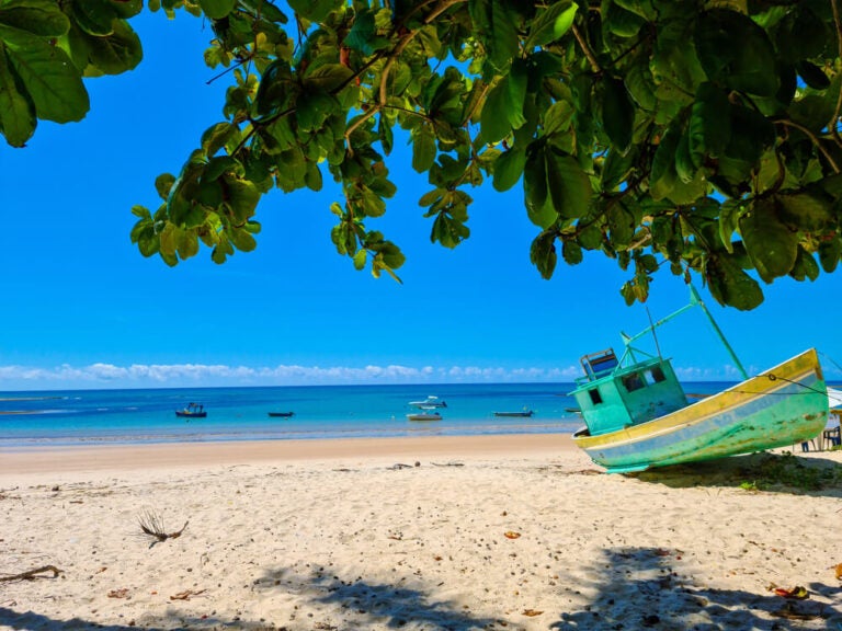 Para uma lua de mel romântica em Trancoso, as melhores praias combinam mar calmo, beleza natural e clima exclusivo