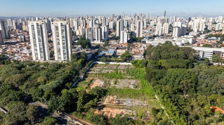 Urubici une frio intenso com temperaturas que podem atingir valores negativos, geadas frequentes, paisagens de cânions e cachoeiras, além de forte turismo romântico e de aventura