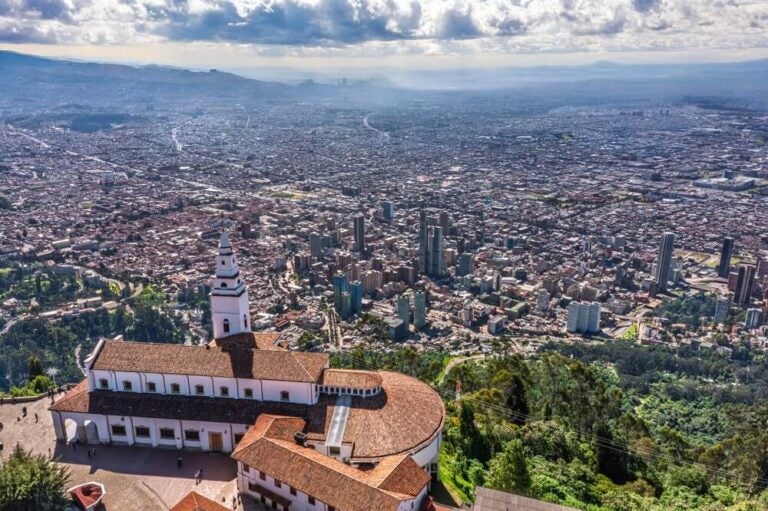 O Cerro de Monserrate é o mirante mais famoso de Bogotá, na Colômbia