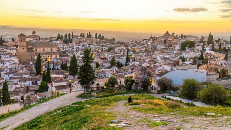 Granada é um destino excelente e muito seguro para quem viaja sozinha. A cidade na Andaluzia é compacta, vibrante e fácil de explorar a pé.