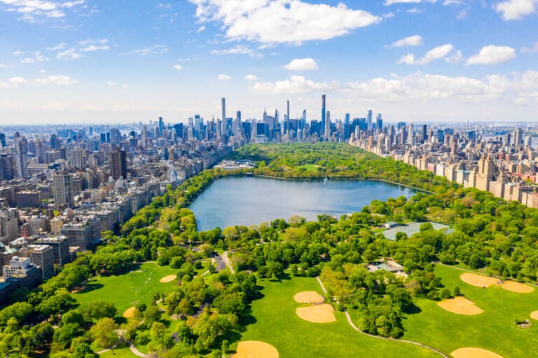 O Central Park é o parque urbano mais famoso do mundo, localizado no coração de Manhattan, na cidade de Nova York