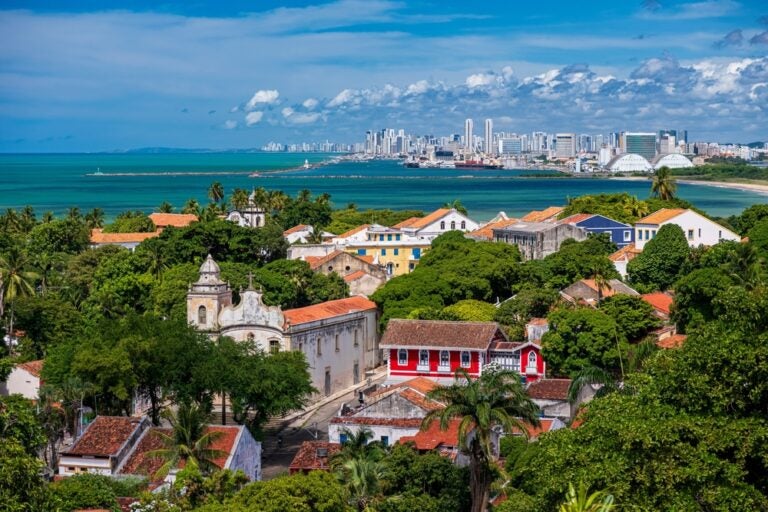 Viajar sozinha para Recife é uma experiência rica em cultura e história, ideal para quem busca autonomia