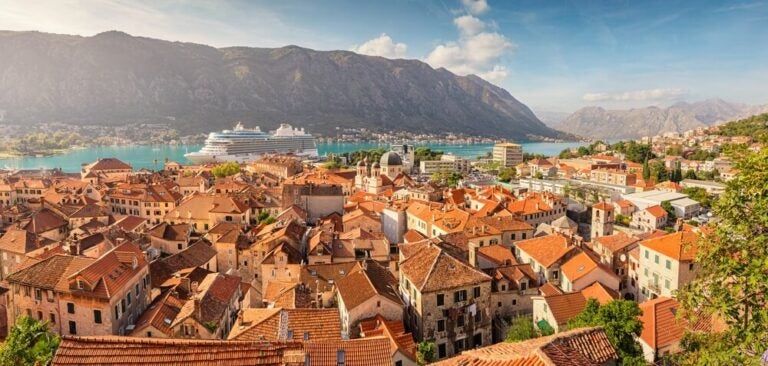 Kotor, em Montenegro, é uma escala frequentemente incluída em itinerários de cruzeiros. (O centro histórico de Kotor é classificado pela UNESCO)