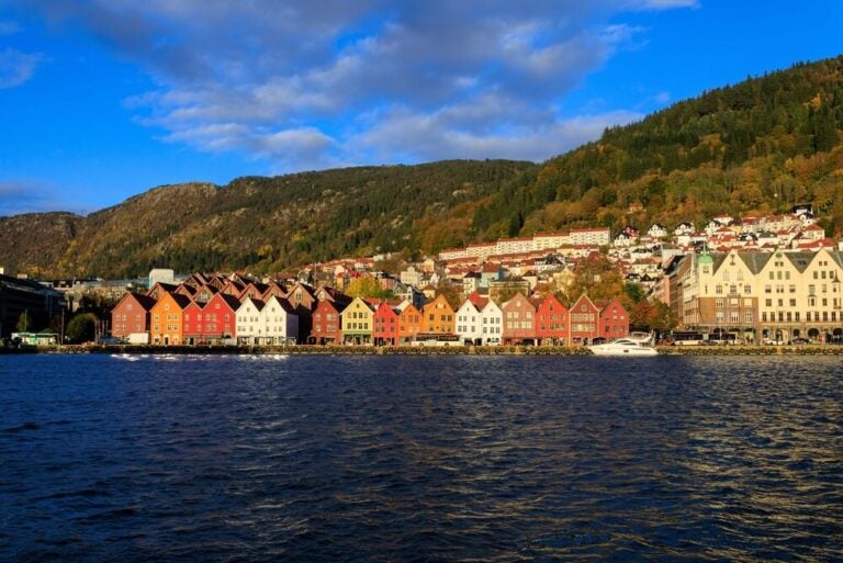 Bergen é um dos principais portos de partida e paragem para explorar os majestosos fiordes da Noruega