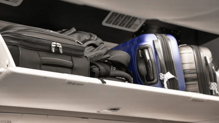 Os compartimentos superiores enchem-se rapidamente nas rotas mais movimentadas — viajar com pouca bagagem permite-lhe embarcar com confiança e evitar a confusão do check-in no portão de embarque.