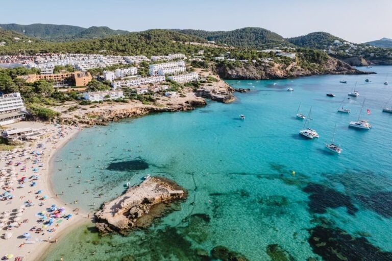 Fazer um cruzeiro em Ibiza é uma das melhores formas de combinar as famosas praias de águas transparentes, a história medieval e a vibrante vida noturna da ilha.