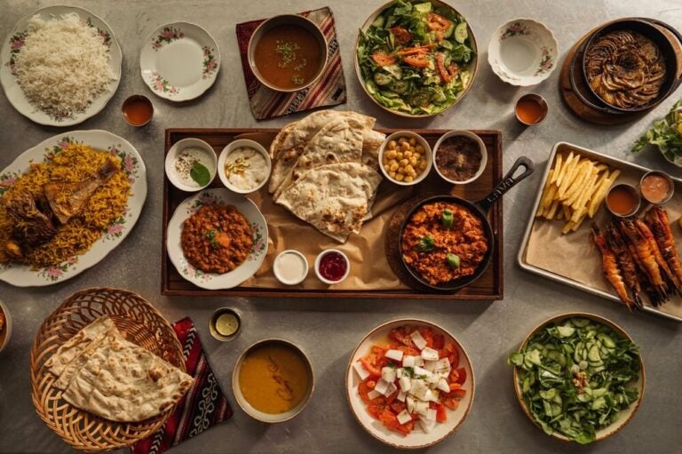 A culinária típica de Dubai é rica em especiarias, carnes de cordeiro e frango, arroz aromático e frutos do mar, acompanhada por pães locais e doces à base de melaço de tâmara.