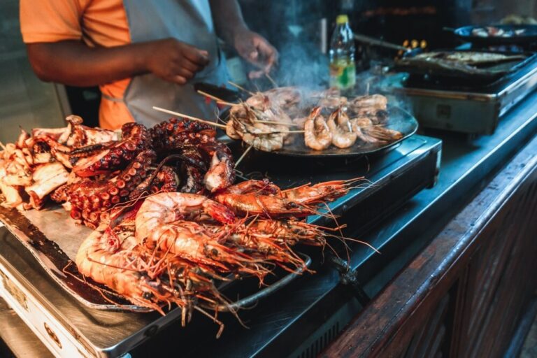 A culinária de Zanzibar é uma fusão vibrante de sabores africanos, árabes, indiano-persas e europeus, destacando-se pelo uso abundante de mariscos frescos do Oceano Índico e especiarias locais como cravo, canela e noz-moscada.