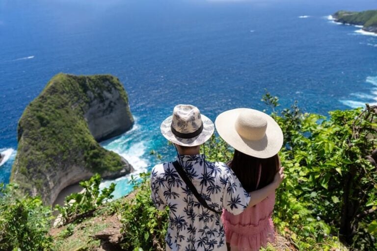 Bali é um destino romântico de destaque mundial, ideal para lua de mel por unir praias paradisíacas, resorts de luxo com vilas privativas, templos históricos e imersão cultural espiritual