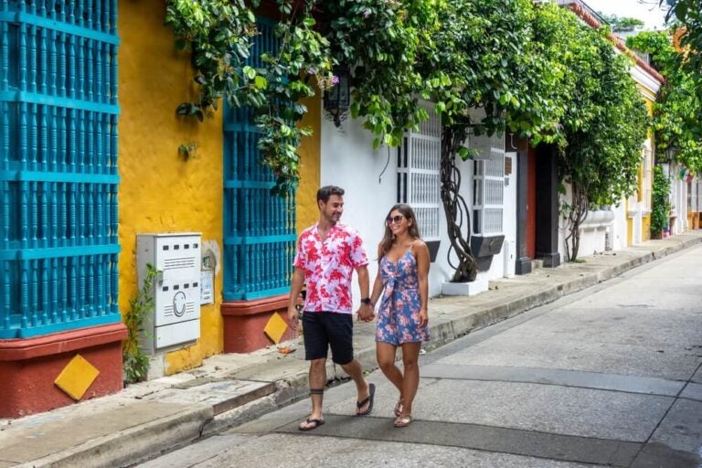 Cartagena é um destino romântico e vibrante no Caribe, misturando arquitetura colonial, pores do sol inesquecíveis nas muralhas e hotéis boutique charmosos.