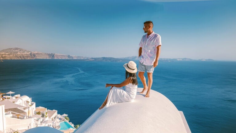 Santorini é um dos destinos mais românticos do mundo para lua de mel, famosa por suas vilas brancas, pores do sol inesquecíveis em Oia e hotéis luxuosos..