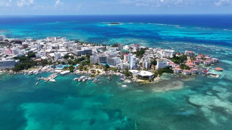 Vista panorâmica da Ilha de San Andrés e do Mar das Sete Cores